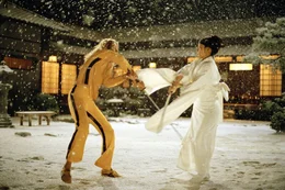 Showdown im Haus der blauen Bl&auml;tter: Beatrix Kiddo (Uma Thurman, l.) und ihre einstige Kollegin O-Ren Ishi (Lucy Liu, r.) liefern sich einen Kampf auf Leben und Tod ...
