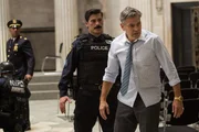 (v.l.n.r.) Captain Powell (Giancarlo Esposito); Officer Benson (Anthony DeSando); Lee Gates (George Clooney)