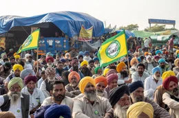 Die Bauern aus vier agrarisch gepr&auml;gten Bundesstaaten errichteten Protestcamps an den Hauptzufahrten zu Delhi und mobilisierten &uuml;ber eine halbe Million Menschen f&uuml;r mehr als ein Jahr.