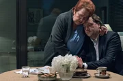 ARD Degeto F&Uuml;R IMMER SOMMER 90, am Mittwoch (06.01.21) um 20:15 Uhr im ERSTEN. Andy (Charly H&uuml;bner) besucht seine Mutter Ingrid (Walfriede Schmitt) &copy; ARD Degeto/Manju Sawhney, honorarfrei - Verwendung gem&auml;&szlig; der AGB im engen inhaltlichen, redaktionellen Zusammenhang mit genannter Degeto-Sendung und bei Nennung "Bild: ARD Degeto/Manju Sawhney" (S2+). ARD Degeto/Programmplanung und Presse, Tel: 069/1509-335, degeto-presse@degeto.de