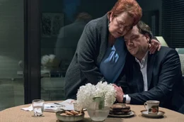 ARD Degeto F&Uuml;R IMMER SOMMER 90, am Mittwoch (06.01.21) um 20:15 Uhr im ERSTEN. Andy (Charly H&uuml;bner) besucht seine Mutter Ingrid (Walfriede Schmitt) &copy; ARD Degeto/Manju Sawhney, honorarfrei - Verwendung gem&auml;&szlig; der AGB im engen inhaltlichen, redaktionellen Zusammenhang mit genannter Degeto-Sendung und bei Nennung "Bild: ARD Degeto/Manju Sawhney" (S2+). ARD Degeto/Programmplanung und Presse, Tel: 069/1509-335, degeto-presse@degeto.de