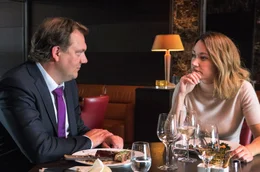 Andy (Charly H&uuml;bner) misstraut seiner Kollegin Bea (Lisa Maria Potthoff).