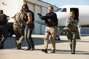 L-R: Grinder (Joe Manganiello), John 'Breacher' Wharton (Arnold Schwarzenegger) und  Lizzy (Mireille Enos)