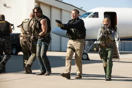 L-R: Grinder (Joe Manganiello), John 'Breacher' Wharton (Arnold Schwarzenegger) und  Lizzy (Mireille Enos)