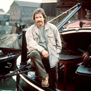 G&ouml;tz George verschaffte als Tatort-Kommissar Horst Schimanski der Stadt Duisburg eine riesige Bekanntheit, die viele jedoch als zweifelhaft empfanden. Die erste Folge mit &bdquo;Schimmi&ldquo; wurde 1981 ausgestrahlt, hie&szlig; &bdquo;Duisburg-Ruhrort&ldquo; und pr&auml;gte das Bild des Quartiers in ganz Deutschland. Noch heute gibt es Schimmi-Touren durch das Viertel - auf den Spuren seiner Fernsehkrimis. - (Szenenfoto: TATORT - Duisburg-Ruhrort / D 1981 mit G&ouml;tz George als Horst Schimanski)