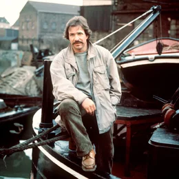 G&ouml;tz George verschaffte als Tatort-Kommissar Horst Schimanski der Stadt Duisburg eine riesige Bekanntheit, die viele jedoch als zweifelhaft empfanden. Die erste Folge mit &bdquo;Schimmi&ldquo; wurde 1981 ausgestrahlt, hie&szlig; &bdquo;Duisburg-Ruhrort&ldquo; und pr&auml;gte das Bild des Quartiers in ganz Deutschland. Noch heute gibt es Schimmi-Touren durch das Viertel - auf den Spuren seiner Fernsehkrimis. - (Szenenfoto: TATORT - Duisburg-Ruhrort / D 1981 mit G&ouml;tz George als Horst Schimanski)
