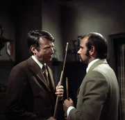 Der Billardspieler namens Rosse (Klaus Löwitsch, r.) hat sich verdächtig gemacht. Grabert (Günther Schramm, l.) versucht, ihn an der Flucht zu hindern. Der Billardspieler namens Rosse (Klaus Löwitsch, r.) hat sich verdächtig gemacht. Grabert (Günther Schramm, l.) versucht, ihn an der Flucht zu hindern.