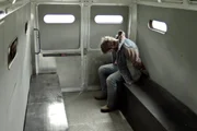 ARD/SWR DIE SUMME MEINER EINZELNEN TEILE, Spielfilm Deutschland 2010, eine Kino-Koproduktion von SWR, ARTE und Kahuuna Films GmbH, Buch und Regie: Hans Weingartner, am Sonntag (30.03.14) um 00:05 Uhr im ERSTEN. Martin (Peter Schneider) sitzt in einem Arrestwagen.