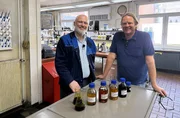 Rauchiger Geschmack trotz Raucharoma-Verbot? ProFagus Gesch&auml;ftsf&uuml;hrer Frank H&ouml;fer (l.) zeigt dem Vorkoster Bj&ouml;rn Freitag (r.), wie es geht.