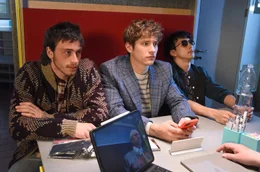 Grilli (Philipp Doboczky), Heribert (Benjamin Kalcher) und Han (Maximilian Lim) bei der Start-up-Beratung.