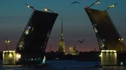 Die Palastbr&uuml;cke bei Nacht, im Hintergrund die Peter-und-Pauls-Festung.