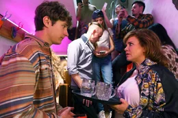Der Event ist ein voller Erfolg, trotzdem hat Renate (Muriel Baumeister) schlechte Nachrichten f&uuml;r ihren Sohn Heribert (Benjamin Kalcher).