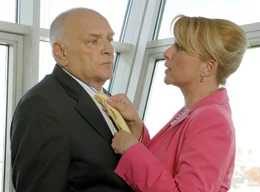 Nach 35 Ehejahren trennt der reiche Gesch&auml;ftsmann Fred Ungureit (Dieter Kirchlechner) sich von seiner Frau, um mit seiner jungen Sekret&auml;rin Heike (Cornelia de Pablos) zu leben.
