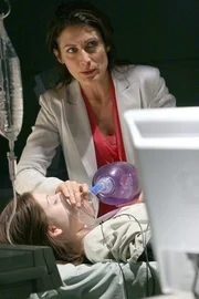 Dr. Lisa Cuddy (Lisa Edelstein, r.) kämpft um das Leben der erst 16-jährigen Melinda (Michelle Trachtenberg, l.) ... Dr. Lisa Cuddy (Lisa Edelstein, r.) kämpft um das Leben der erst 16-jährigen Melinda (Michelle Trachtenberg, l.) ...
