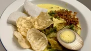In dieser Sendereihe kochen Berlinerinnen und Berliner aus aller Welt. Wir begleiten die Hobby-Köchinnen und -Köche dorthin, wo sie die Zutaten für ihre landestypischen Gerichte kaufen. Dann wird geschnibbelt, gekocht und erzählt. In wenigen Minuten lernt man Schritt für Schritt ein exotisches und originales Gericht kennen, das sicher Lust macht zum Nachkochen. - Marhadi Drinnenberg kocht Lontong Sayur - einen Gemüseeintopf mit Reiskuchen und Kokosmilch. In dieser Sendereihe kochen Berlinerinnen und Berliner aus aller Welt. Wir begleiten die Hobby-Köchinnen und -Köche dorthin, wo sie die Zutaten für ihre landestypischen Gerichte kaufen. Dann wird geschnibbelt, gekocht und erzählt. In wenigen Minuten lernt man Schritt für Schritt ein exotisches und originales Gericht kennen, das sicher Lust macht zum Nachkochen. - Marhadi Drinnenberg kocht Lontong Sayur - einen Gemüseeintopf mit Reiskuchen und Kokosmilch.