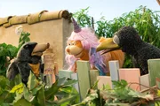 Grete (Viviane Podlich) hat eine Zirkuskarte für zwei und damit ein Problem: Wen wird sie mitnehmen und wen nicht? Ella (Anna Menzel) oder Rudi (Lennart Morgenstern)? Grete (Viviane Podlich) hat eine Zirkuskarte für zwei und damit ein Problem: Wen wird sie mitnehmen und wen nicht? Ella (Anna Menzel) oder Rudi (Lennart Morgenstern)?