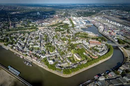 Duisburg-Ruhrort ist an drei Seiten von Wasser umgeben, und die Menschen hier preisen die &bdquo;einzigartige Insel-Lage&ldquo; ihres Stadtteils. Klar ist: Ohne den gr&ouml;&szlig;ten Binnenhafen der Welt h&auml;tte es Ruhrort nicht zu der Bekanntheit gebracht, die es heute immer noch hat. (Archivfoto: Stadtansicht im Stadtgebiet mit Vinckekanal im Ortsteil Ruhrort in Duisburg im Ruhrgebiet, NRW)