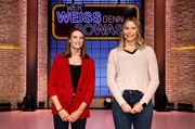 Moderator Kai Pflaume und seine Rateteam-Kapit&auml;ne Bernhard Ho&euml;cker und Elton begr&uuml;&szlig;en in dieser Sendung die Kanutin und 2021er-Olympiasiegerin Ricarda Funk (l.) und die Ringerin und 2021er-Olympiasiegerin Aline Rotter-Focken (r.).