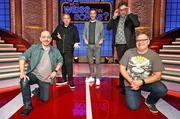 Moderator Kai Pflaume (M.) und seine Rateteam-Kapit&auml;ne Bernhard Ho&euml;cker (l.) und Elton (r.) begr&uuml;&szlig;en in dieser Sendung den Parodist Oliver Kalkofe (2.v.l.) und den Comedian Paul Panzer (2.v.r.).