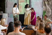 Das spätere Opfer Joy Safferling (Dena Abay, Hintergrund, M.), die leitende Pastorin einer Stuttgarter Freikirche, war in der Gemeinde für ihre vermeintlichen Wunderheilungen an Gläubigen (Komparsen) bekannt. Wie stand ihre Assistentin Mina Dahl (Sogol Faghani, l.) zu den religiösen Prozeduren? Das spätere Opfer Joy Safferling (Dena Abay, Hintergrund, M.), die leitende Pastorin einer Stuttgarter Freikirche, war in der Gemeinde für ihre vermeintlichen Wunderheilungen an Gläubigen (Komparsen) bekannt. Wie stand ihre Assistentin Mina Dahl (Sogol Faghani, l.) zu den religiösen Prozeduren?