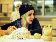 Mona (Anna Grisebach) braucht Geld und arbeitet in der Großbäckerei. Mona (Anna Grisebach) braucht Geld und arbeitet in der Großbäckerei.