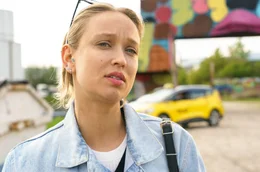 Statt selbst zu influencen, coacht Luna (Caro Cult) andere im Umgang mit Social Media.