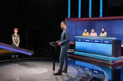Moderator Alexander Bommes (M.) mit den Kandidat:innen: Sven Kersten (3.v.r.), Susanne Rhein (2.v.r.), Holger R&ouml;dlmeier (r.), Benita Schmedemann (l.).