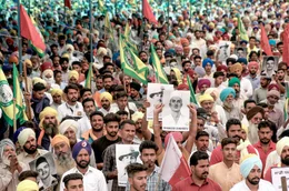 Protest von Bauern in Delhi mit Bildnissen von Opfern des Konflikts