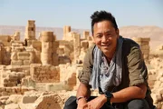 Petra, Jordanien - Albert Lin mit Khirbet edh Dharih im Hintergrund.