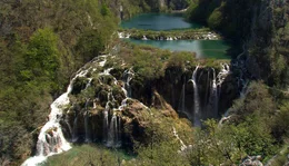 Der Nationalpark Plitvice ist das Juwel des Kroatischen Karstes 16 Seen und zahlreiche Wasserf&auml;lle - der im Wasser gel&ouml;ste Kalk schafft ein unvergleichliches Naturschauspiel.