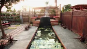 Joseph und Rowena d&uuml;rfen sich auf einen eleganten Garten freuen. Gekonnt platzierte Orchideenstr&auml;ucher, ein gediegener Essbereich, eine Feuerstelle und ein Teich mit Koi Karpfen laden zu entspannten Nachmittagen im Gr&uuml;nen ein.