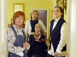 ARD NEUE FREUNDE, NEUES GL&Uuml;CK, Deutschland 2005, Regie Christine Kabisch, am Sonntag (31.03.13) um 16:00 Uhr im Ersten. Eine schrecklich nette Wohngemeinschaft: Gerda (Heidelinde Weis, li.) lebt zusammen mit Fina (Monika Peitsch, 2.v.li.), Frau Doll (Tatja Seibt, re.) und der verwirrten Pianistin Rike (Kornelia Boje) unter einem Dach.