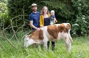 Gastgeber Melvin Berger (l) mit seiner Frau Friederike und Sohn Nuka vom Biohof Berger in Plettenberg.