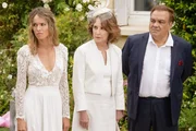 Aus der Traum von der Hochzeit mit Flo (&Eacute;lodie Fontan, l.). Sie und ihre Eltern Marl&egrave;ne (Nathalie Baye, M.) und G&eacute;rard (Didier Bourdon, r.) sind schockiert &uuml;ber das Chaos, das Greg angerichtet hat.