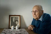 Albrecht Weinberg gedenkt am Internationalen Holocaust-Gedenktag seiner in Auschwitz ermordeten Eltern Flora und Alfred.