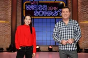 Moderator Kai Pflaume und seine Rateteam-Kapit&auml;ne Bernhard Ho&euml;cker und Elton begr&uuml;&szlig;en in dieser Sendung die "Tagesthemen"-Moderatorin Aline Abboud (l.) und den "Tagesschau"-Chefsprecher Jens Riewa (r.).
