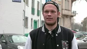 Der 23-j&auml;hrige Dominick ist seit anderthalb Jahren Verk&auml;ufer in Festanstellung in einem Supermarkt. Jetzt bietet sich ihm die Chance, den Arbeitgeber zu wechseln und so auch aufzusteigen.