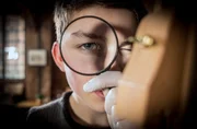Johannes untersucht den Tatort. Johannes untersucht den Tatort.