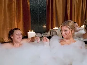 MDR Fernsehen IN ALLER FREUNDSCHAFT FOLGE 461, "Der richtige Zeitpunkt", am Mittwoch (15.01.14) um 11:45 Uhr. Petra Tschirner (Steffi Kühnert, li.) und Eva Blum (Susanne Szell, re.) haben heimlich ihre Krankenbetten in der Sachsenklinik verlassen. Im Glauben, dass sie bald sterben werden, wollen sie die Zeit noch einmal richtig genießen. Und so gibt es im Whirlpool von Eva Blum Sekt und Delikatessen. MDR Fernsehen IN ALLER FREUNDSCHAFT FOLGE 461, "Der richtige Zeitpunkt", am Mittwoch (15.01.14) um 11:45 Uhr. Petra Tschirner (Steffi Kühnert, li.) und Eva Blum (Susanne Szell, re.) haben heimlich ihre Krankenbetten in der Sachsenklinik verlassen. Im Glauben, dass sie bald sterben werden, wollen sie die Zeit noch einmal richtig genießen. Und so gibt es im Whirlpool von Eva Blum Sekt und Delikatessen.