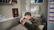 Gustav (Tamino Schenke) glaubt, er sei krank.