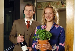 Susan (Anna Schudt) und ihr Bruder Hannes (Thomas Limpinsel) besuchen ihre Mutter Nele &uuml;berraschend in ihrer neuen Wohnung.