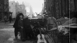 Eine alte Frau und Kind mit Habseligkeiten auf der Stra&szlig;e, 1943.