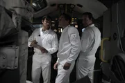 Lovell, Swigert und Haise gehen gemeinsam wichtige Informationen durch Lovell, Swigert und Haise gehen gemeinsam wichtige Informationen durch