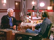 Dr. Mark Sloan (Dick Van Dyke, l.) macht dem Moderator Carter Sweeney (Arye Gross, r.) klar, dass er nach wie vor von der Schuld seines hingerichteten Vaters &uuml;berzeugt ist.