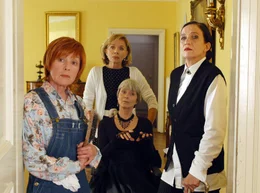 Eine schrecklich nette Wohngemeinschaft: Gerda (Heidelinde Weis, li.) lebt zusammen mit Fina (Monika Peitsch, 2.v.li.), Frau Doll (Tatja Seibt, re.) und der verwirrten Pianistin Rike (Kornelia Boje) unter einem Dach.