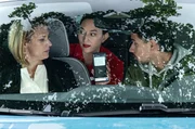 Pauline Hobrecht (Agnes Decker, M.) ist auf Undercover Einsatz mit ihren KollegInnen Tamara Meurer (Anja Pahl, l.) und Samir Amari (Skandar Amini, r). Sie versuchen einem Betrüger auf die Spur zu kommen. Pauline Hobrecht (Agnes Decker, M.) ist auf Undercover Einsatz mit ihren KollegInnen Tamara Meurer (Anja Pahl, l.) und Samir Amari (Skandar Amini, r). Sie versuchen einem Betrüger auf die Spur zu kommen.