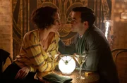 Nancy Mitford (l., Bessie Carter) und Peter Rodd (r., Jamie Blackley).