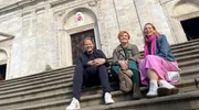 Spitzenkoch Björn Freitag (l) und Reiseexpertin Tamina Kallert in Turin auf den Stufen des Turiner Doms mit der Einheimischen Corinne Barsi (M). Spitzenkoch Björn Freitag (l) und Reiseexpertin Tamina Kallert in Turin auf den Stufen des Turiner Doms mit der Einheimischen Corinne Barsi (M).