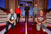 Moderator Kai Pflaume (M.) und seine Rateteam-Kapit&auml;ne Bernhard Ho&euml;cker (l.) und Elton (r.) begr&uuml;&szlig;en in dieser Sendung die "Tagesthemen"-Moderatorin Aline Abboud (2.v.l.) und den "Tagesschau"-Chefsprecher Jens Riewa (2.v.r.).