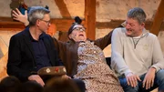 SWR COMEDY SCHEUNE, "Wartezimmer / Küche". Diesmal wird's erotisch: Elsbeth Gscheidle warnt vor verletzungsanfälligen Sex-Praktiken. Koch Franz de la Sauce berichtet von seinem jüngsten Seitensprung. Bei Hillu's Herzdropfa und den Gscheidles sind trockener Humor und schwäbisch-derbe Sprüche garantiert. v.l.n.r: Birgit Pfeiffer (Die Gscheidles) mit Gästen der Comedy Scheune. SWR COMEDY SCHEUNE, "Wartezimmer / Küche". Diesmal wird's erotisch: Elsbeth Gscheidle warnt vor verletzungsanfälligen Sex-Praktiken. Koch Franz de la Sauce berichtet von seinem jüngsten Seitensprung. Bei Hillu's Herzdropfa und den Gscheidles sind trockener Humor und schwäbisch-derbe Sprüche garantiert. v.l.n.r: Birgit Pfeiffer (Die Gscheidles) mit Gästen der Comedy Scheune.